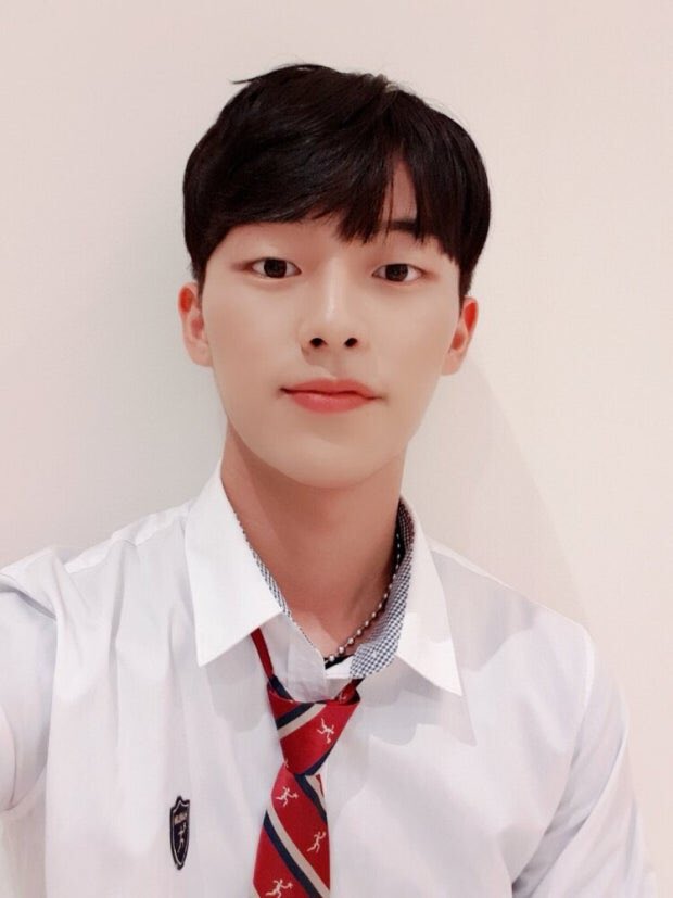 dailyhyunwook's tweet photo. first time seeing this pic of him 😭 so cute omg https://t.co/JUtP5sX00E