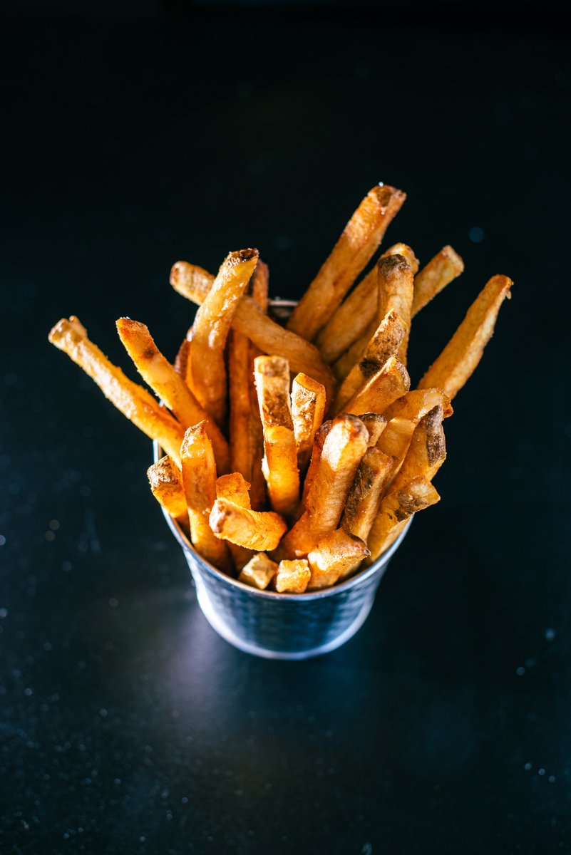 BurgerNButcher's tweet photo. Idaho russets, hand-cut. Fried in 100% pastured beef tallow. Finished in @redmondrealsalt. Three ingredients. That's the whole label.

#burgerandbutcher #tallowfries #seedoilfree #noseedoils https://t.co/yx9gMffqJ6