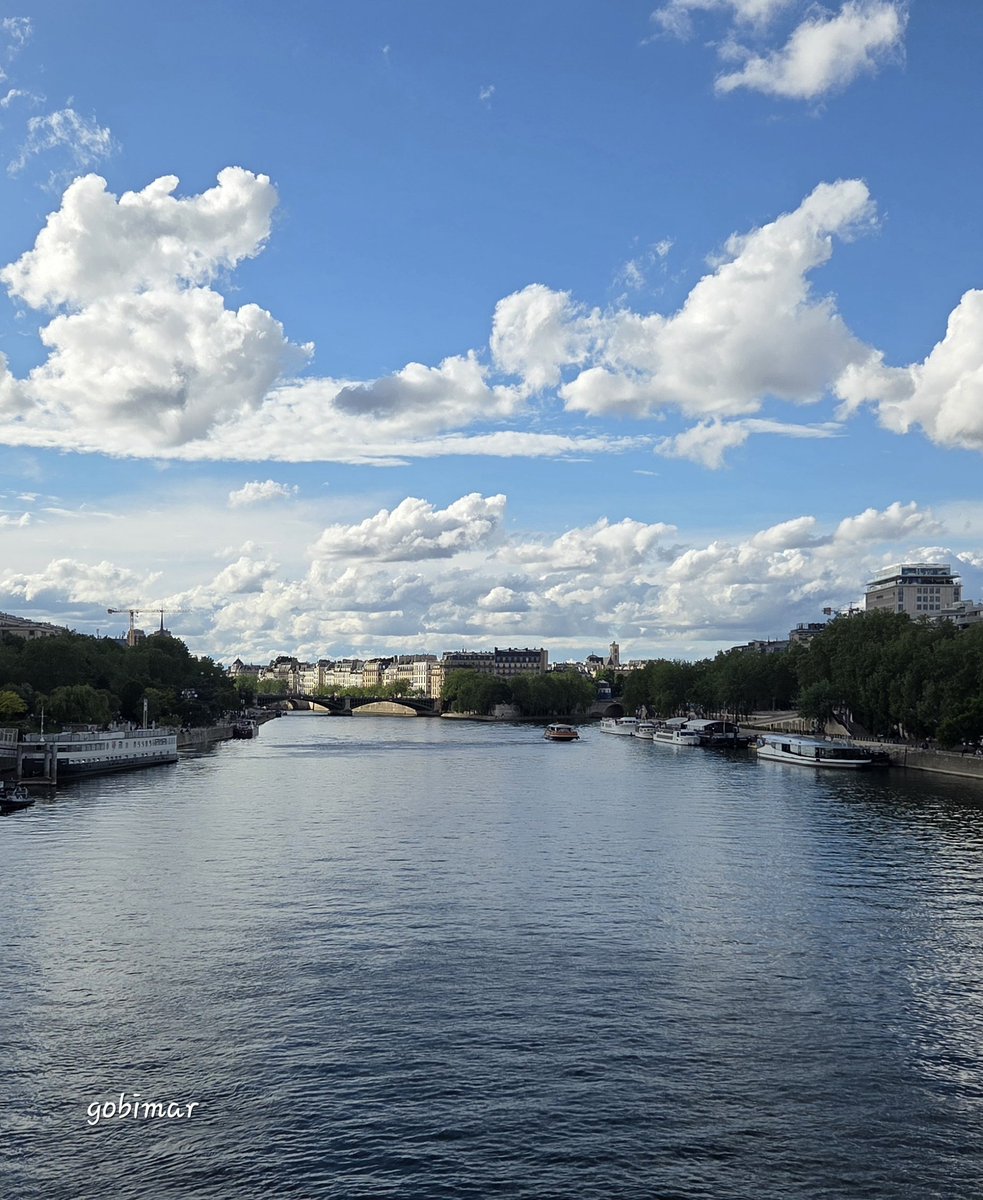 Bigot44408011's tweet image. Un coin de ciel bleu ce soir au milieu des nuages ☁️ 💙☁️
#photos de l'instant ❤️
Excellente soirée 💋💋