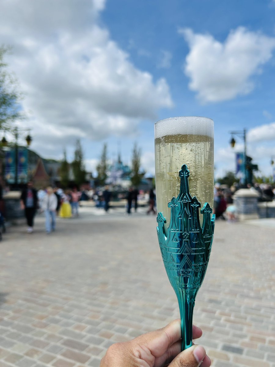 clemence_paris's tweet image. Et enfin, je me suis fait plaisir avec cette belle coupe de champagne à Frozen, &amp;amp; je n’ai pa manqué d’allé au parc principal aussi, lors de mon séjour le mois dernier à la maison✨🥰🥂🏰💙🫶🏻❤️

#souvenir #memories #dlp #disney #Disneyland #DisneylandParis #sejourdisney #avril2026