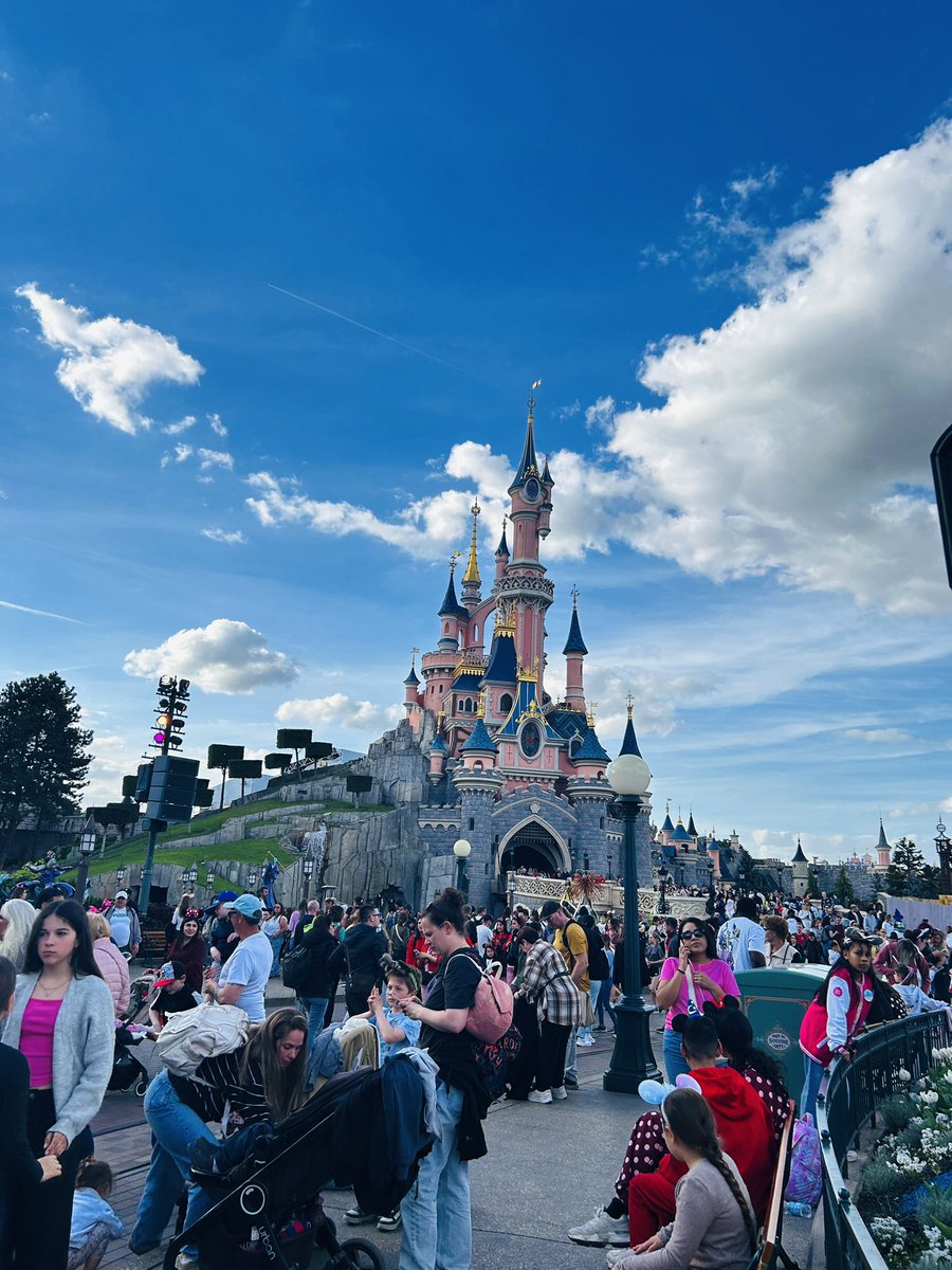 clemence_paris's tweet image. Et enfin, je me suis fait plaisir avec cette belle coupe de champagne à Frozen, &amp;amp; je n’ai pa manqué d’allé au parc principal aussi, lors de mon séjour le mois dernier à la maison✨🥰🥂🏰💙🫶🏻❤️

#souvenir #memories #dlp #disney #Disneyland #DisneylandParis #sejourdisney #avril2026