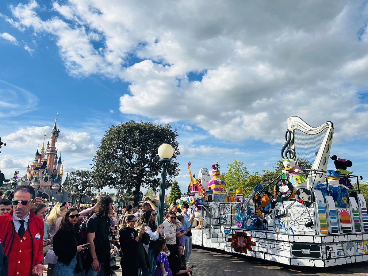 clemence_paris's tweet image. Et enfin, je me suis fait plaisir avec cette belle coupe de champagne à Frozen, &amp;amp; je n’ai pa manqué d’allé au parc principal aussi, lors de mon séjour le mois dernier à la maison✨🥰🥂🏰💙🫶🏻❤️

#souvenir #memories #dlp #disney #Disneyland #DisneylandParis #sejourdisney #avril2026