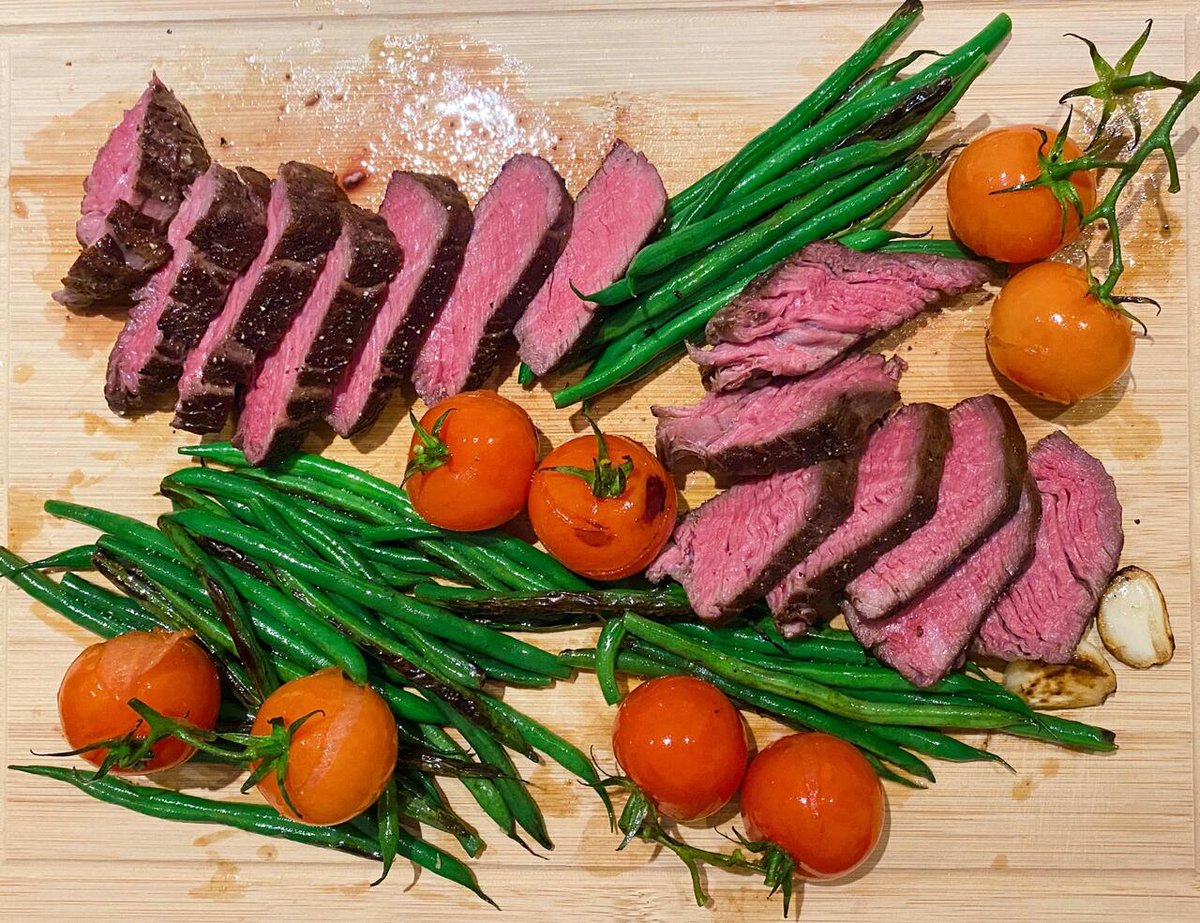 homevsfastfood's tweet image. [homemade] Ribeye steak medium with green beans and tomatoes
#homemade #ribeye #mediumrare #greenbeans #tomatoes #homecooking #food #recipes #foodpic #foodie #foodlover #cooking #hungry #goodfood #homecookingvsfastfood