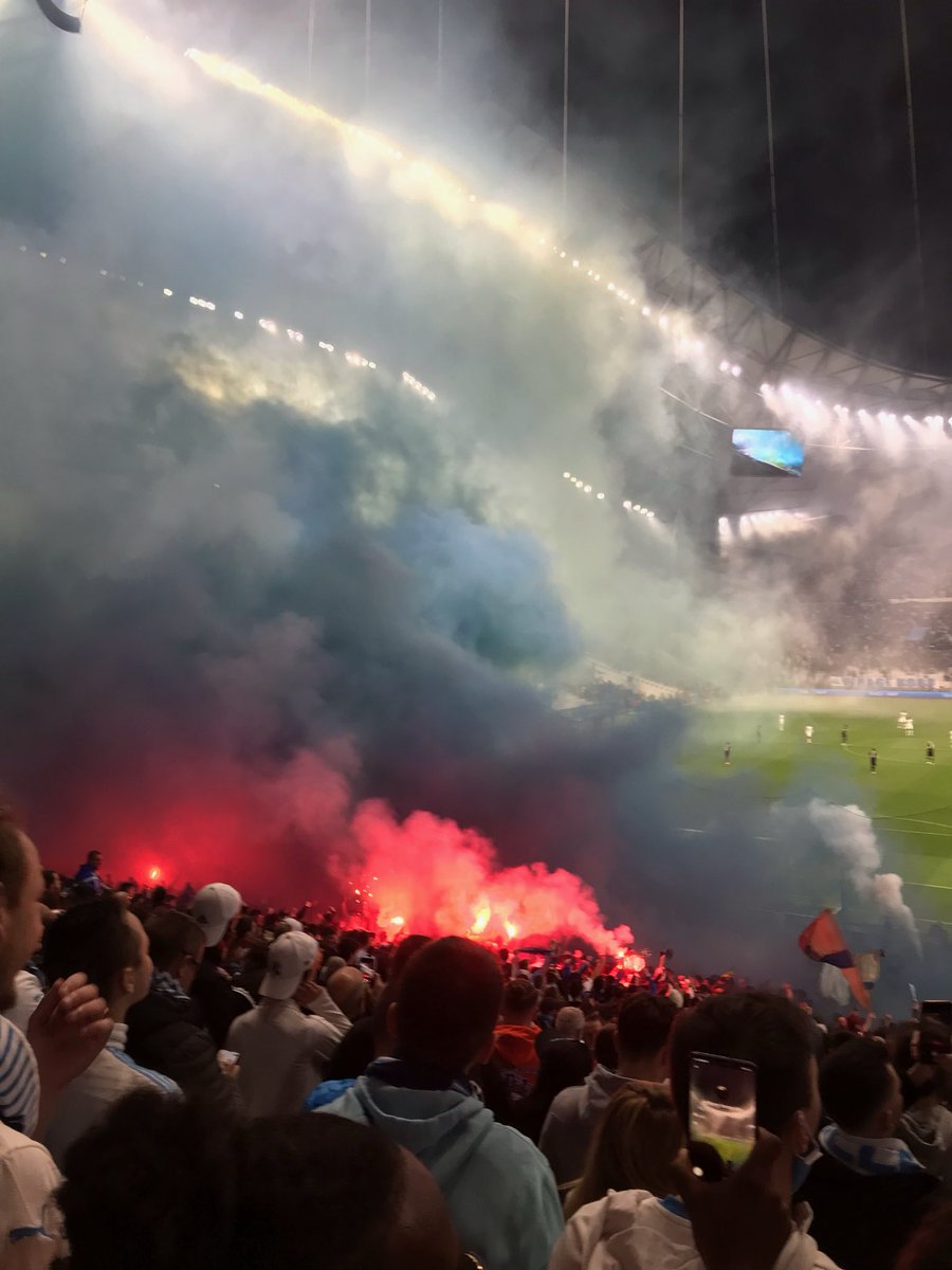 thvkcos's tweet image. Sinon on ramène les fumigènes la team