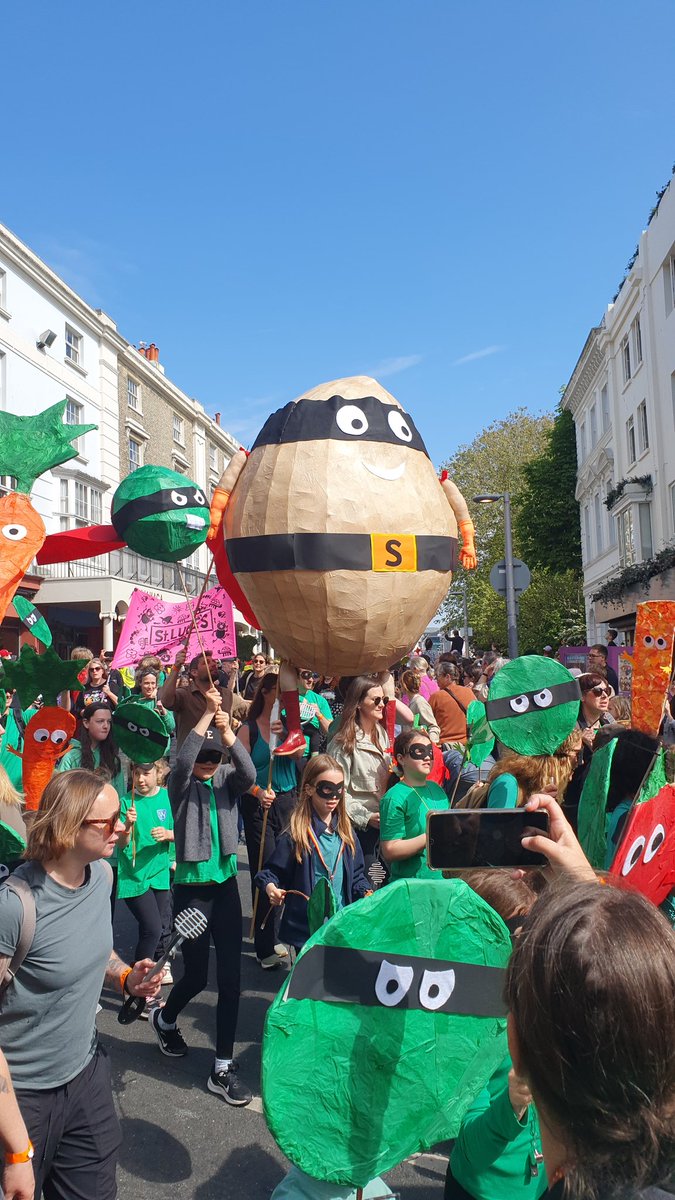 mrdillypresents's tweet image. Brighton Festival Children's Parade...awesome! 👏👏📚📚 Well done to all, great to be there! #Brighton #childrensbooks @brightfest @KidsBrighton #schools
