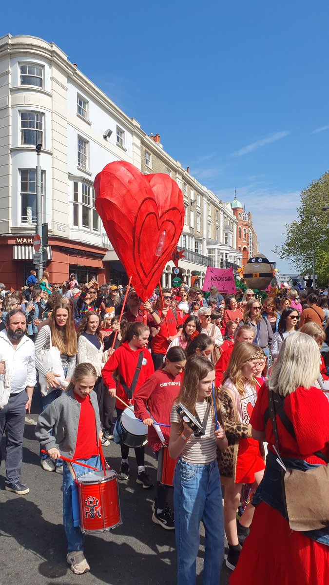 mrdillypresents's tweet image. Brighton Festival Children's Parade...awesome! 👏👏📚📚 Well done to all, great to be there! #Brighton #childrensbooks @brightfest @KidsBrighton #schools