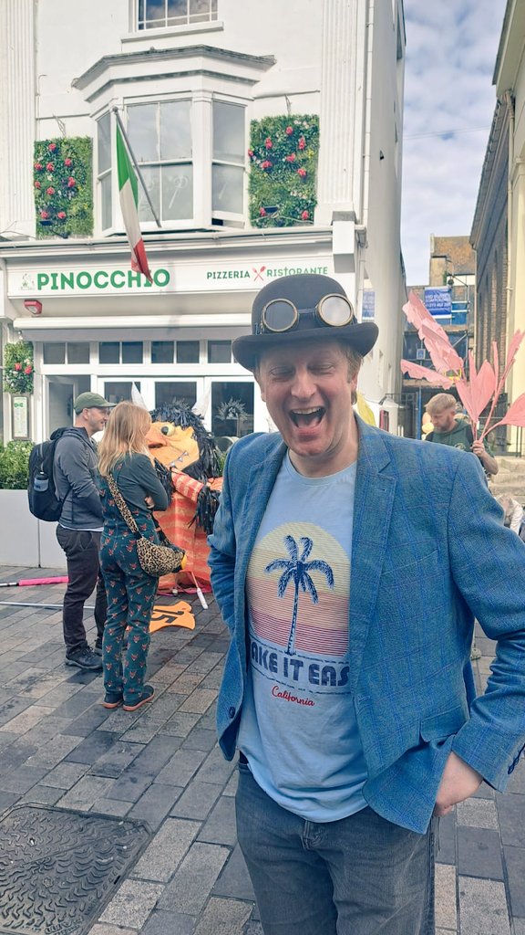 mrdillypresents's tweet image. Brighton Festival Children's Parade...awesome! 👏👏📚📚 Well done to all, great to be there! #Brighton #childrensbooks @brightfest @KidsBrighton #schools