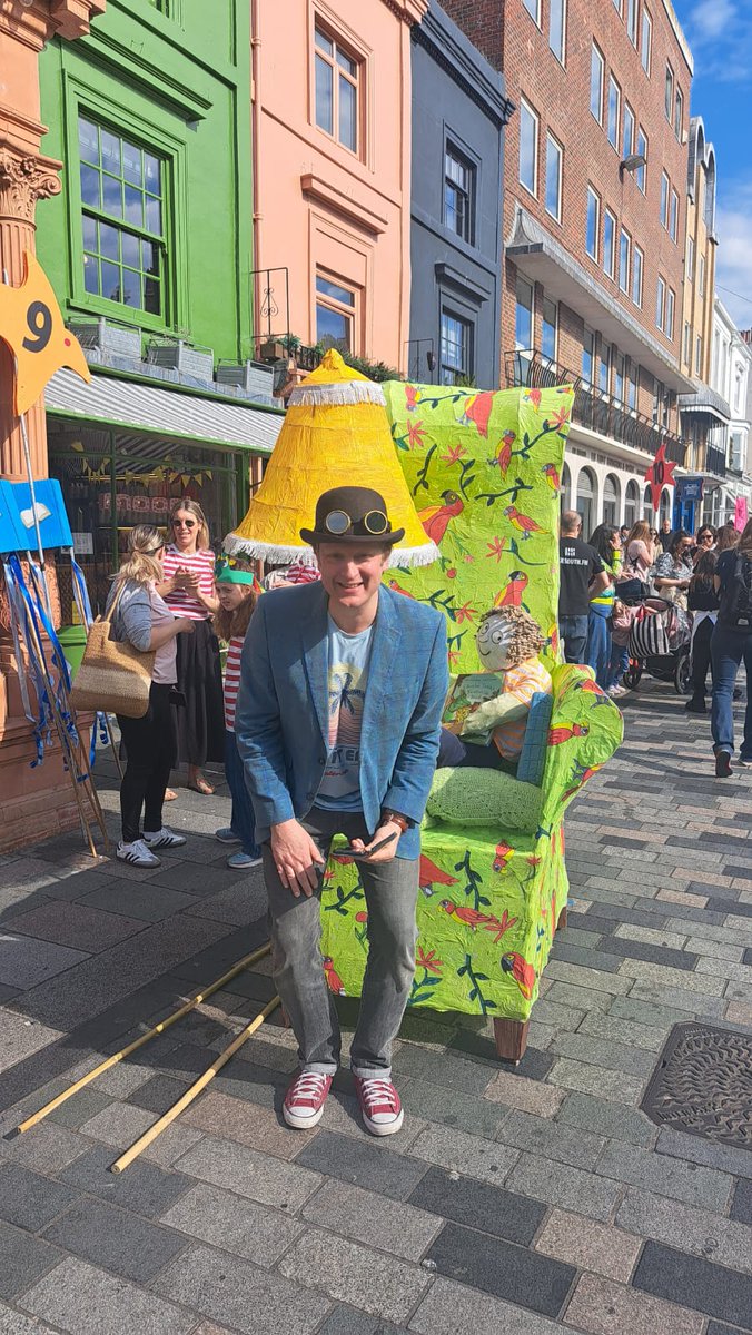 mrdillypresents's tweet image. Brighton Festival Children's Parade...awesome! 👏👏📚📚 Well done to all, great to be there! #Brighton #childrensbooks @brightfest @KidsBrighton #schools