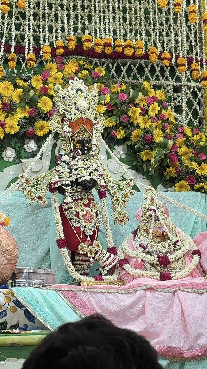 brajras85's tweet image. श्री राधावल्लभ लाल जू फूल 🌼 बंगला दर्शन वृंदावन 🌹03/05/26 🌹 #radhavallabh #post #vrindavan