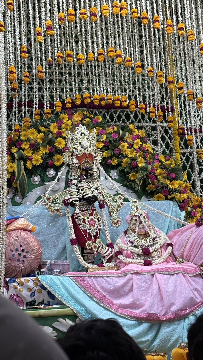 brajras85's tweet image. श्री राधावल्लभ लाल जू फूल 🌼 बंगला दर्शन वृंदावन 🌹03/05/26 🌹 #radhavallabh #post #vrindavan