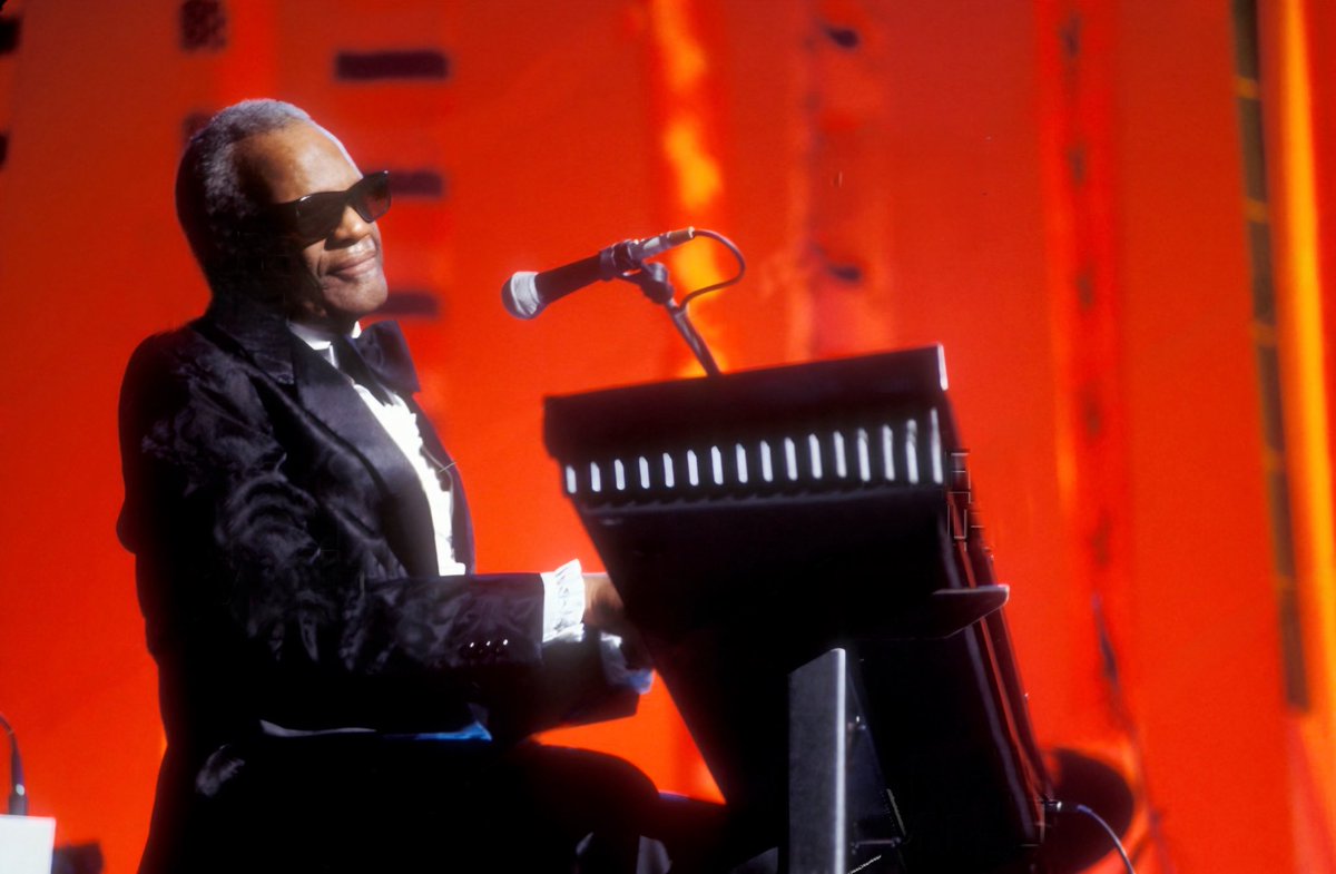 RexStudiosParis's tweet photo. Un moment d’histoire sur la scène du #GrandRex. ✨

En 1990, Ray Charles faisait vibrer la salle aux côtés de B.B. King, pour une soirée devenue légendaire. https://t.co/qi7TekofYA