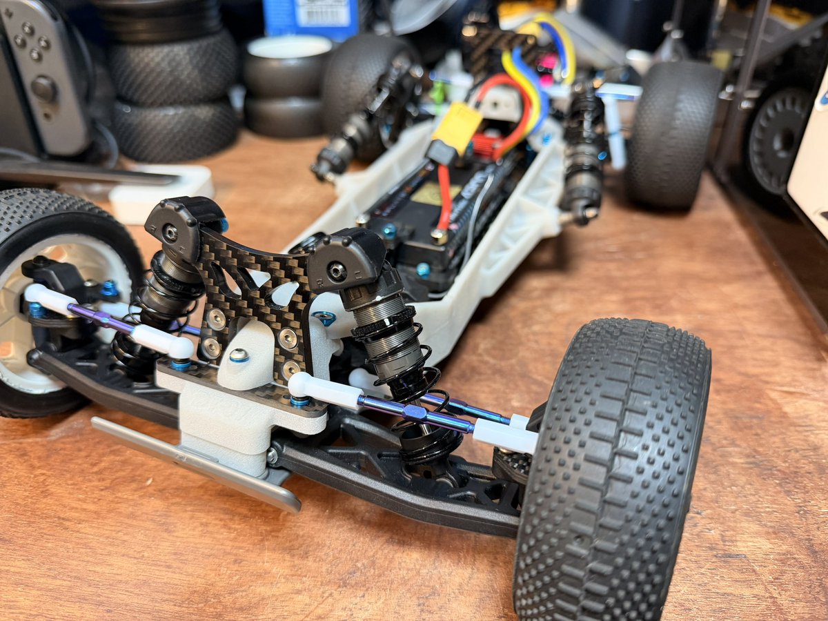 York1297188's tweet photo. 車はできた!
後はボディを残すのみ…
ただ、ボディが一番難しい😓
#tamiya
#associated
#tamiciated
#DT07D https://t.co/Cq5xUuSo4Q