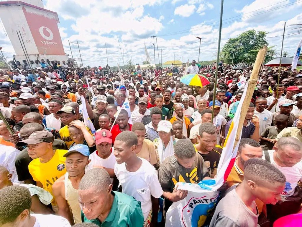 Limotsu1Limotsu's tweet photo. Il aura suffi d’une seule voix, respectée et écoutée sans contestation dans toute la Tshuapa, pour faire adhérer la population au changement de la Constitution.
Cette voix, c’est celle de Willy Bakonga Wilima. Par sa notoriété incontestable et  incontournable dans la province. https://t.co/2teNbTdKZa