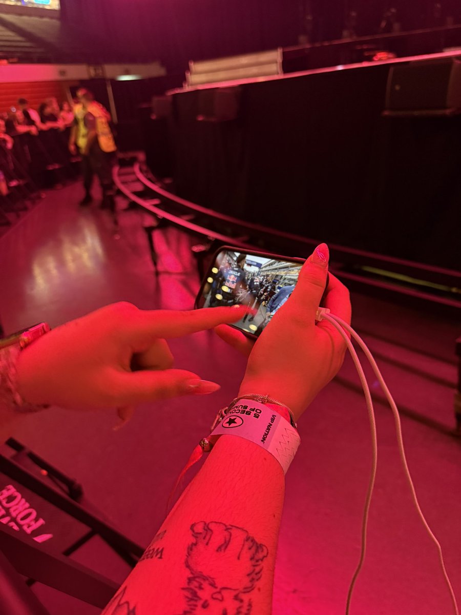 char ON TOUR! tweet media