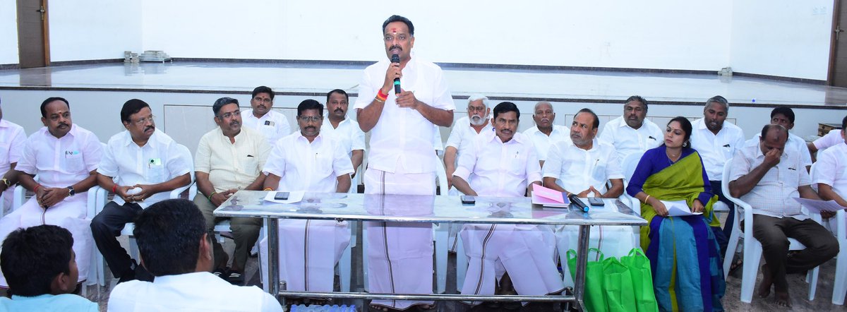 OfficeofminMRV's tweet photo. மாண்புமிகு முன்னாள் தமிழக முதல்வர் கழக பொதுச் செயலாளர் @EPSTamilNadu அவர்களின் வழிகாட்டுதலின்படி,

கரூர் மாவட்டத்திற்கு உட்பட்ட நான்கு சட்டமன்றத் தொகுதியில் நாளை நடைபெற உள்ள வாக்கு எண்ணிக்கை மையத்தில் வாக்குச்சாவடி முகவர்களாக செல்லக்கூடிய நிர்வாகிகள் உடனான ஆலோசனைக் கூட்டம் நடைபெற்றது.
#நாளை_நமதே
#தமிழ்நாடும்_நமது 
#கரூர்_நான்கும்_நமதே
