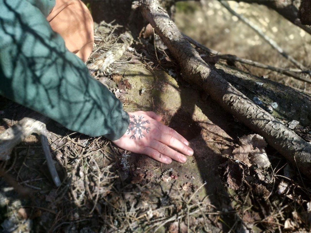 KKLKND's tweet photo. Ancient Karelian burials reflected beliefs about life, death, and nature. Boat-shaped graves symbolized the afterlife journey. Cup-marked stones were ritual sites. In Karelia, traditions included eastward sacred orientation linked to the sun and Ukko.

#FreeKarelia #Ukko #Heimo https://t.co/TDdTPPGkHS