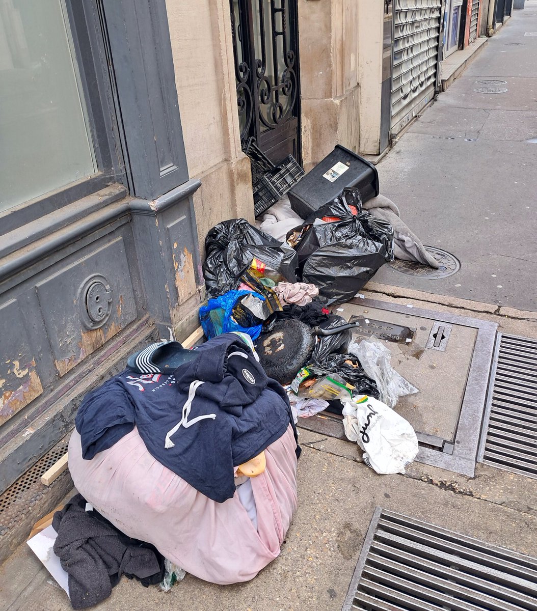 Paris comme on l’aime 🥴
Rue de Dijon, Paris 18e
Depuis le 1 mai, contrairement à ce qu’affirme Le Roi Ubu, Grégoire 1er, personne ne bosse au nettoyage.
Ces gens  n’ont rien fait depuis des années pourquoi changeraient ils ? 😵‍💫