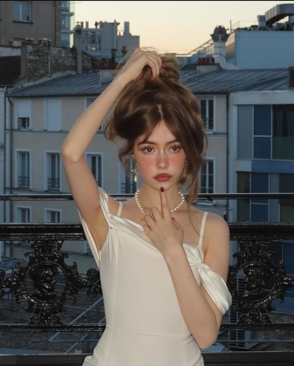 matoaluno's tweet photo. pandora beatrice rosier ✴︎ @hllraizer 
✴︎ idαde: 19.
✴︎ pronomes: ela/dela.
✴︎ sexuαlidαde: bissexual.
✴︎ cαsα: sonserina.
✴︎ extrαcurriculαr: clube de debate. https://t.co/A7Y2WfugcL