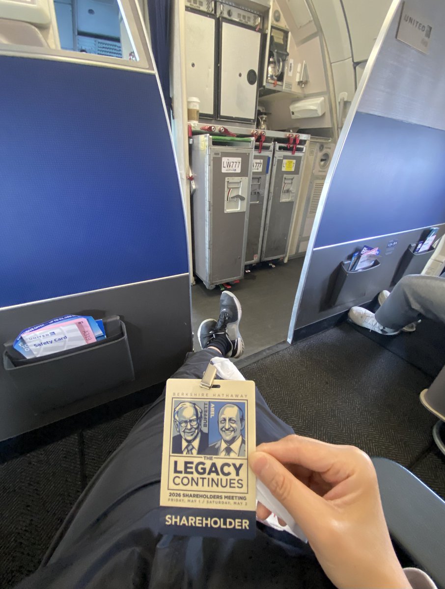 DaddyDeepXXX's tweet photo. What’s daddy up to this weekend? Flying out to the Berkshire Hathaway shareholder’s meeting, and networking with other capitalists and sugar daddies https://t.co/x8ctSunrKj