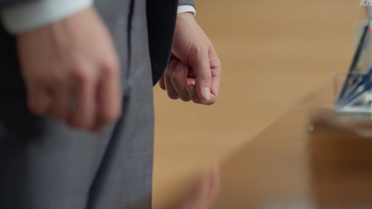 bri___edits's tweet photo. a darcy hand moment?! 
boy is falling so fast he needs a parachute https://t.co/TFmQAV3JwI