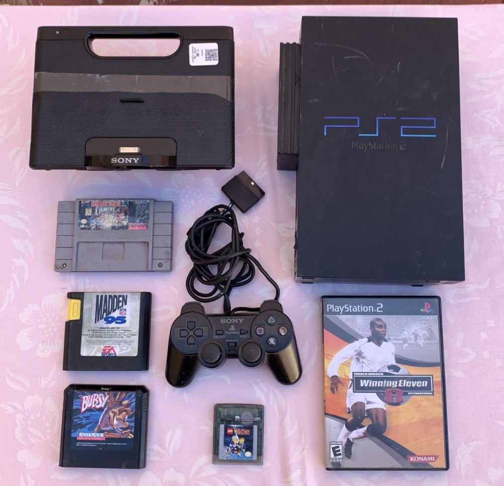 KafeiLoera's tweet photo. Más videojuegos mugrosos rescatados de un mercado de pulgas... #RetroGaming #RetroGamefest #iPod #Nintendo #Sony #Sega #PS2 https://t.co/CqCzbR56dt