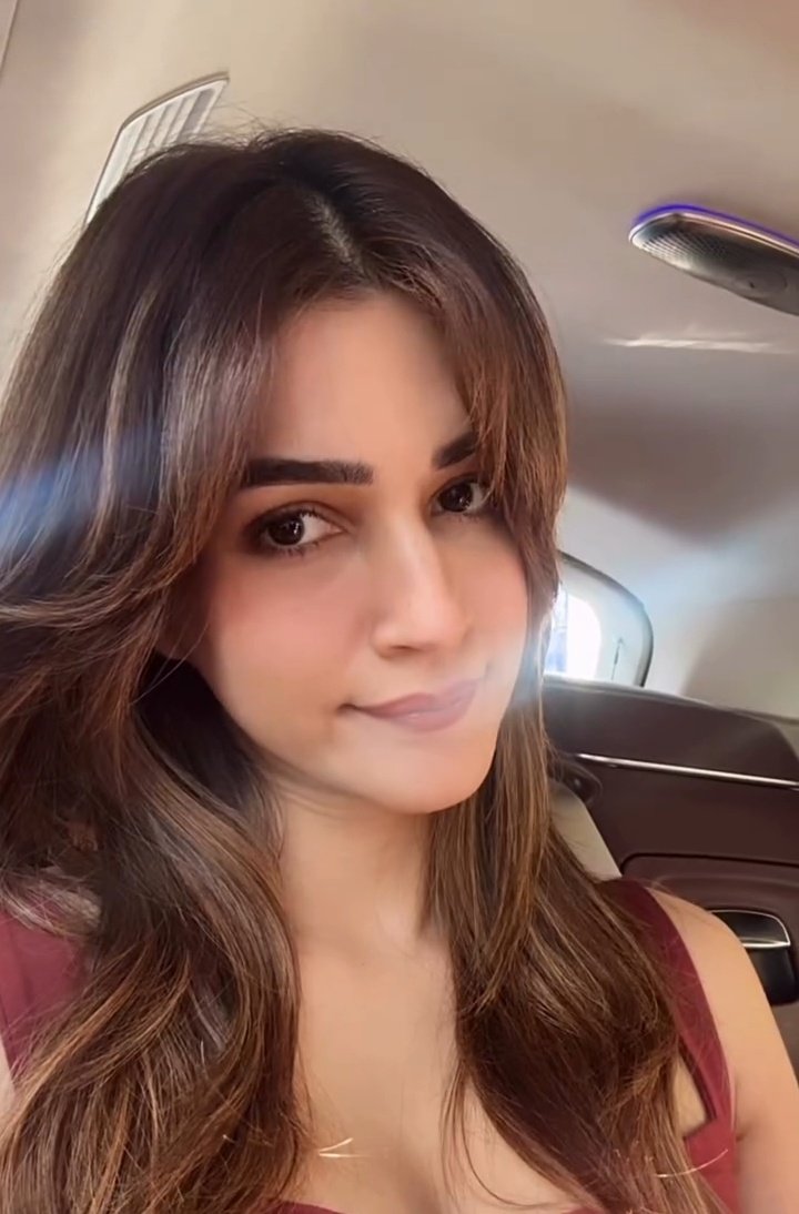MissFilmyAddict's tweet image. Kriti Sanon Cute Moment 👌

#KritiSanon
