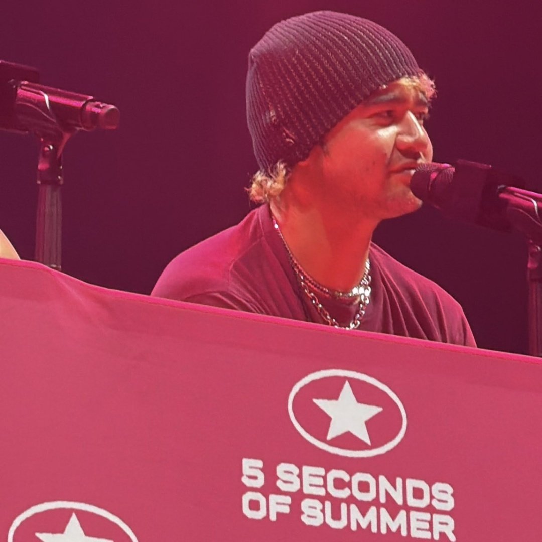 5sos met iva :') tweet media