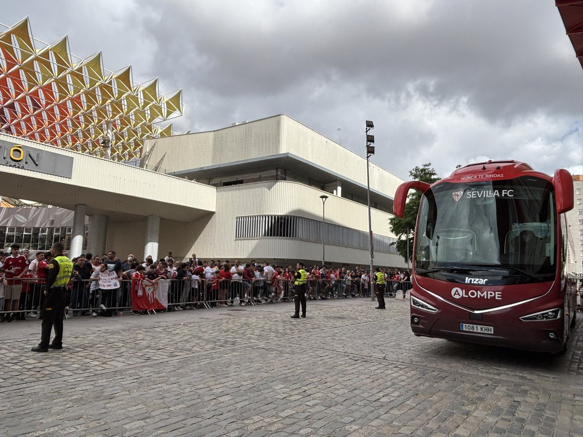 Canvazmar's tweet image. Menuda mañana para el #SevillaFC 

Ahora toca que correspondan ellos en el campo 

Te lo hemos contado todo en @Orgullo_Nervion
