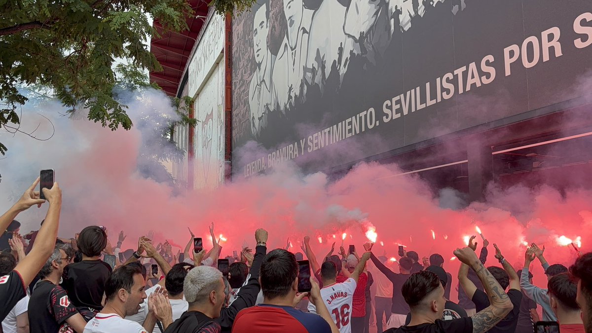 Canvazmar's tweet image. Menuda mañana para el #SevillaFC 

Ahora toca que correspondan ellos en el campo 

Te lo hemos contado todo en @Orgullo_Nervion