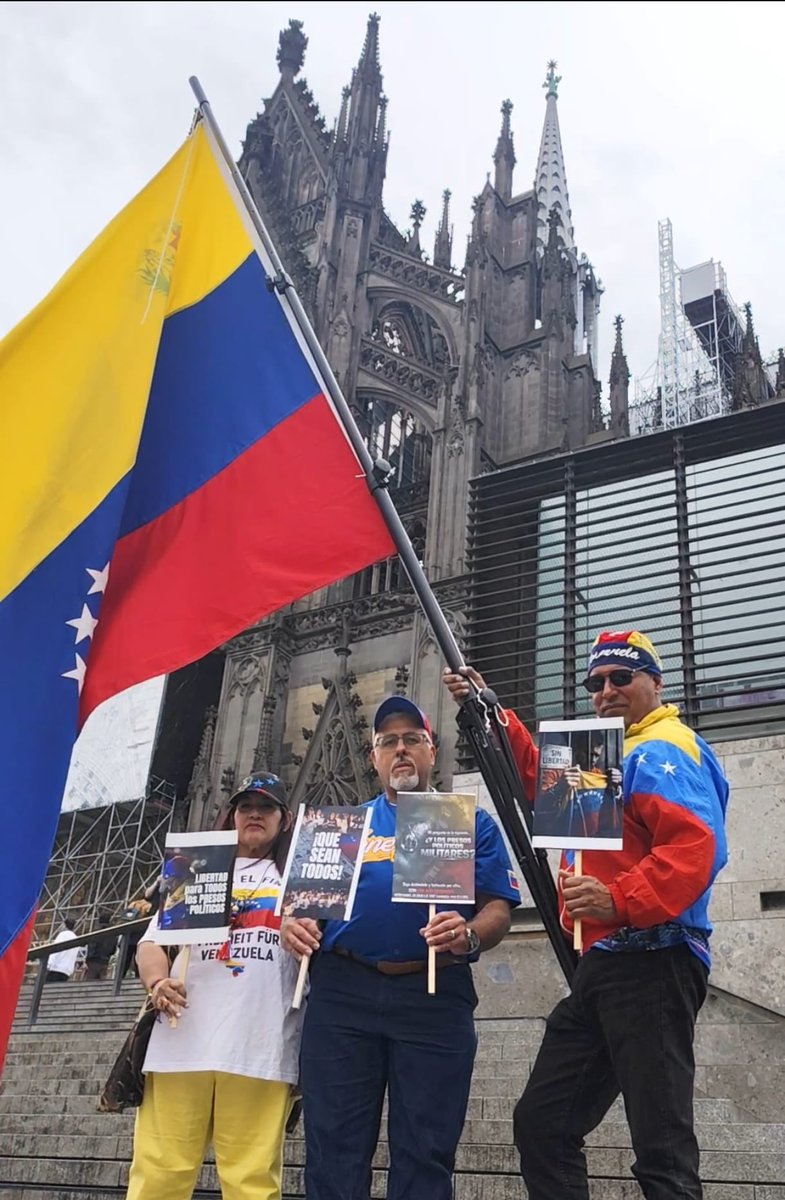 LibertasDDHH's tweet photo. 🇩🇪🇻🇪 | La voz de los venezolanos también se alzó en #Köln, #Alemania donde la diáspora salió a las calles para exigir la libertad de todos los presos políticos en Venezuela. La lucha no tiene fronteras. #QueSeanTodos https://t.co/sjPHoxKp50