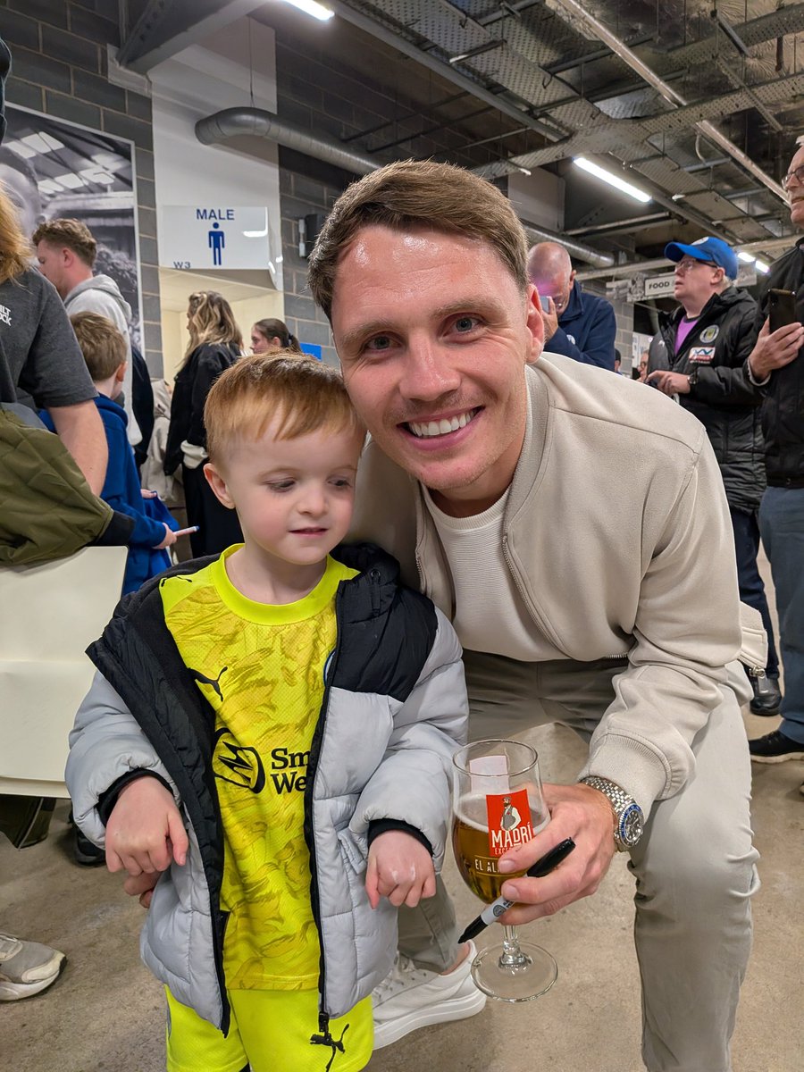 nataliebuksh's tweet photo. Jordan enjoyed watching the players win their awards. 
When meeting the players after he told @SamTickle3 that his award was Golden 😍 and also questioned @JasonKerr08 why he wasn't in his usual kit whilst eyeing up his pint 😂

Great end to the season

#wafc @LaticsOfficial https://t.co/3iMwu53GQo