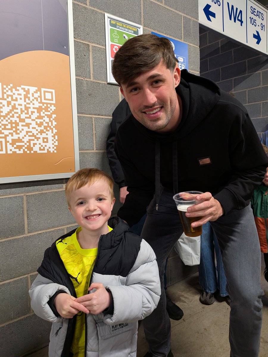 nataliebuksh's tweet photo. Jordan enjoyed watching the players win their awards. 
When meeting the players after he told @SamTickle3 that his award was Golden 😍 and also questioned @JasonKerr08 why he wasn't in his usual kit whilst eyeing up his pint 😂

Great end to the season

#wafc @LaticsOfficial https://t.co/3iMwu53GQo