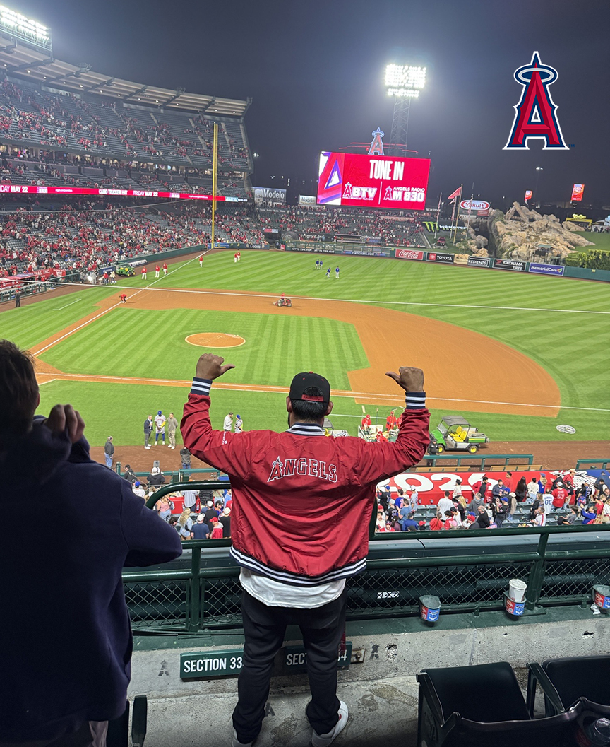 BlueWhiteInd's tweet image. Friday was a Big Night at the Big A &amp;amp; BW®'s Jeanette Mendoza &amp;amp; cousins were there to take it all in. The team gave away bomber jackets, Mets were in town &amp;amp; although the Angels didn't win, that didn't stop the fun! Visit: bit.ly/4tYwTiY #companyculture #bestteamever #mlb