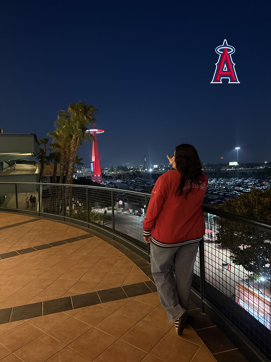 BlueWhiteInd's tweet image. Friday was a Big Night at the Big A &amp;amp; BW®'s Jeanette Mendoza &amp;amp; cousins were there to take it all in. The team gave away bomber jackets, Mets were in town &amp;amp; although the Angels didn't win, that didn't stop the fun! Visit: bit.ly/4tYwTiY #companyculture #bestteamever #mlb
