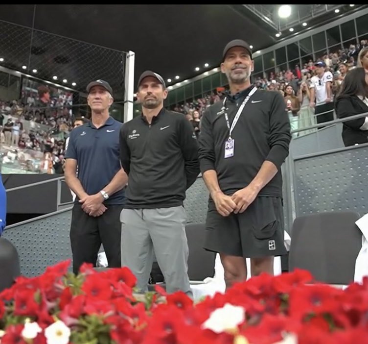 KtStefi's tweet image. IO IN PIEDI COME LORO. #Sinner #Madrid #5masters1000 #Leggenda
