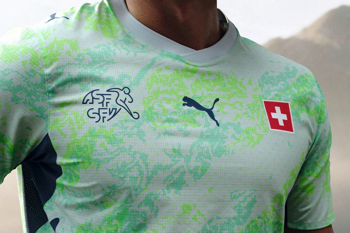 footballfashion's tweet image. Switzerland 2026 Jersey: PUMA Glow in the Dark Away Kit for FIFA World Cup 2026 🇨🇭

Full kit details &amp;amp; design breakdown in the article. 🔗bit.ly/Suisse2026

#Suisse #Switzerland #PUMA #PUMAFootball #SFV_ASF #FIFAWorldCup #CopaMundialFIFA #WorldCup #CopaMundial #coupedumonde