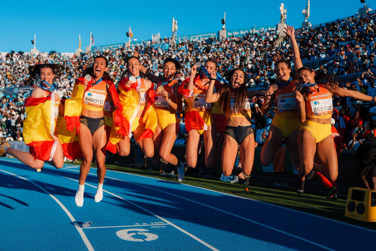atletismoRFEA's tweet photo. UPS. We did it again 🔥🤭

✌🏼 medallas en los #WorldRelays
🥈 4x400🚺
🥉 4x100🚺

Sigamos disfrutando de las velocistas de #EspañaAtletismo 

Orgullo 🇪🇸 #PasiónPorCompetir #GoldenBubbles https://t.co/Kxjxh9LI4w