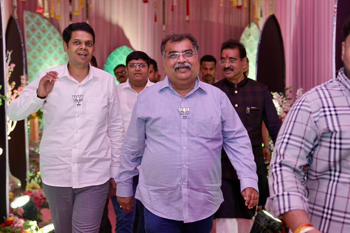 RaviDadaChavan's tweet image. स्व. बाळकृष्ण रोहिदास भोईर यांची नात चि. सौ. कां. अनिशा  आणि चि. निवृत्ती यांचा साखरपुडा संपन्न झाला. या मंगलसोहळ्याला उपस्थित राहून वाग्दत्त दाम्पत्यास शुभेच्छा दिल्या. 

याप्रसंगी प्रदेश सरचिटणीस आ. निरंजन डावखरे यांच्यासह अनेक मान्यवर उपस्थित होते.     

#Engagement #Marriage