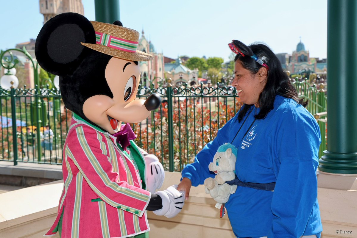 clemence_paris's tweet image. Mon meet avec le boss, dans son superbe costume d’Arendelle, lors de mon séjour le mois dernier à la maison. Les photos sont magnifiques✨🥰🏰❄️⛄️💙

#souvenir #memories #arendelle #mickey #worldoffrozen #disneyadventureworld #dlp #disney #DisneylandParis #sejourdisney #avril2026