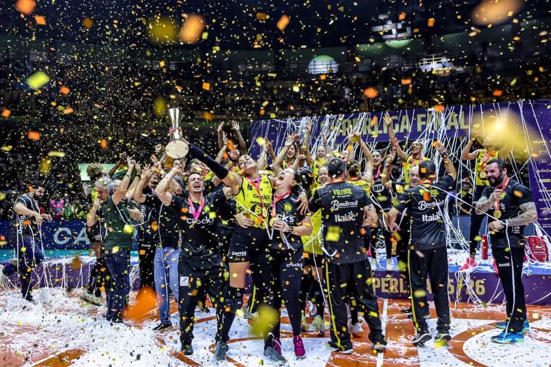 DentilPraiaNews's tweet photo. ISSO É DENTIL PRAIA CLUBE 💛🖤🏆 https://t.co/5Gg4tFuvCC