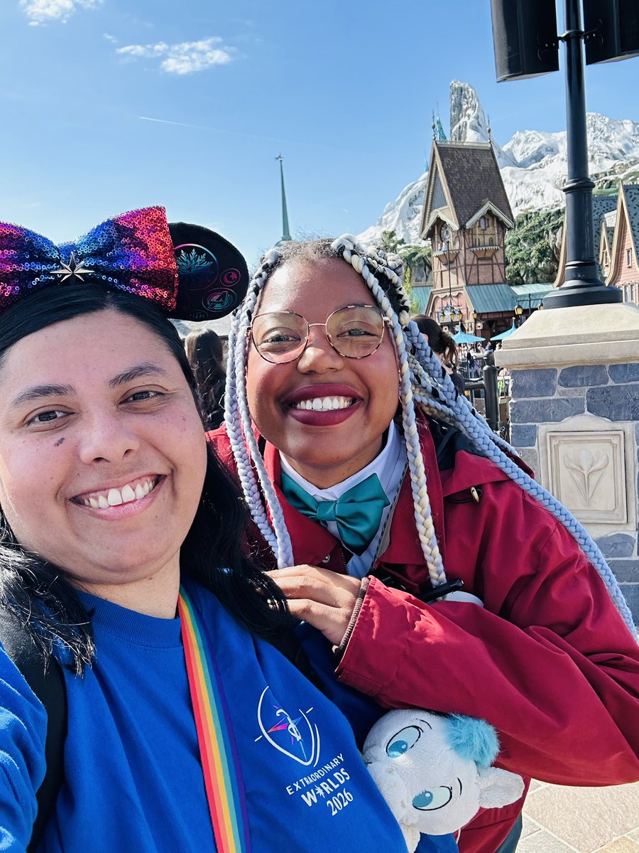 clemence_paris's tweet image. Ma rencontre royale, avec Elsa &amp;amp; Anna, lors de mon séjour le mois dernier à la maison. Et j’ai également revu Naomi, une cast que j’adore aussi✨🥰🏰❄️⛄️💙

#souvenirs #memories #arendelle #worldoffrozen #disneyadventureworld #dlp #disney #DisneylandParis #sejourdisney #avril2026