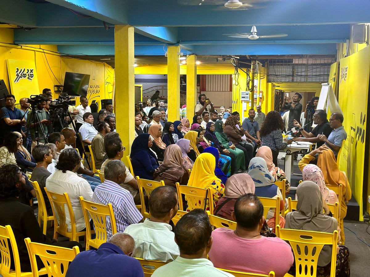 husnfirey's tweet photo. ޕާޓީގެ އާންމެމްބަރުންގެ ޚިޔާލާއި މަޝްވަރާއާއި އެކު ތަރުތީބުވެ، އިންތިޒާމުވެ ސިޔާސީ ހަރަކާތް ހިންގަން ޕާޓީގެ ސަފުތައް އަތުރާލުމަށް 

އެމްޑީޕީގެ ޗެއަޕާސަންކަމަށް މުޙައްމަދު ނަޝީދު (އަންނި) 1️⃣✅

#BoduBadhalu #AnniForChair #VoteAnni https://t.co/GLQ2P4ViQz