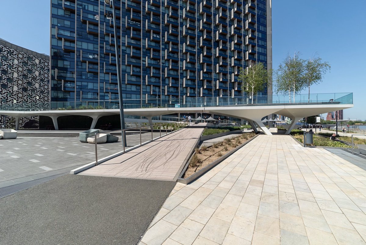 Tak_OKU's tweet photo. Design District関連。体験できる建築は少なかった。DS+Rの遊歩道建築？は流石に手慣れたもので、空中に緑とパスをつくり地上に日陰をつくりつつ、駅前のプラザから川沿いへとひとの流れを作っていた。 https://t.co/74CXEWTqOP
