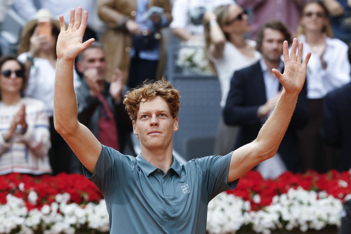 TV2000it's tweet image. #NEWS - 🔴🎾#JannikSinner da record vince anche #Madrid, battuto #Zverev 6-1, 6-2 in meno di un'ora
E' il primo della storia a vincere 5 #Masters1000 di fila. 
#Jannik : 'Dietro al record molta dedizione, ora Roma e Parigi'. 
Sui social le lodi di #Meloni: '#Sinner scrive di