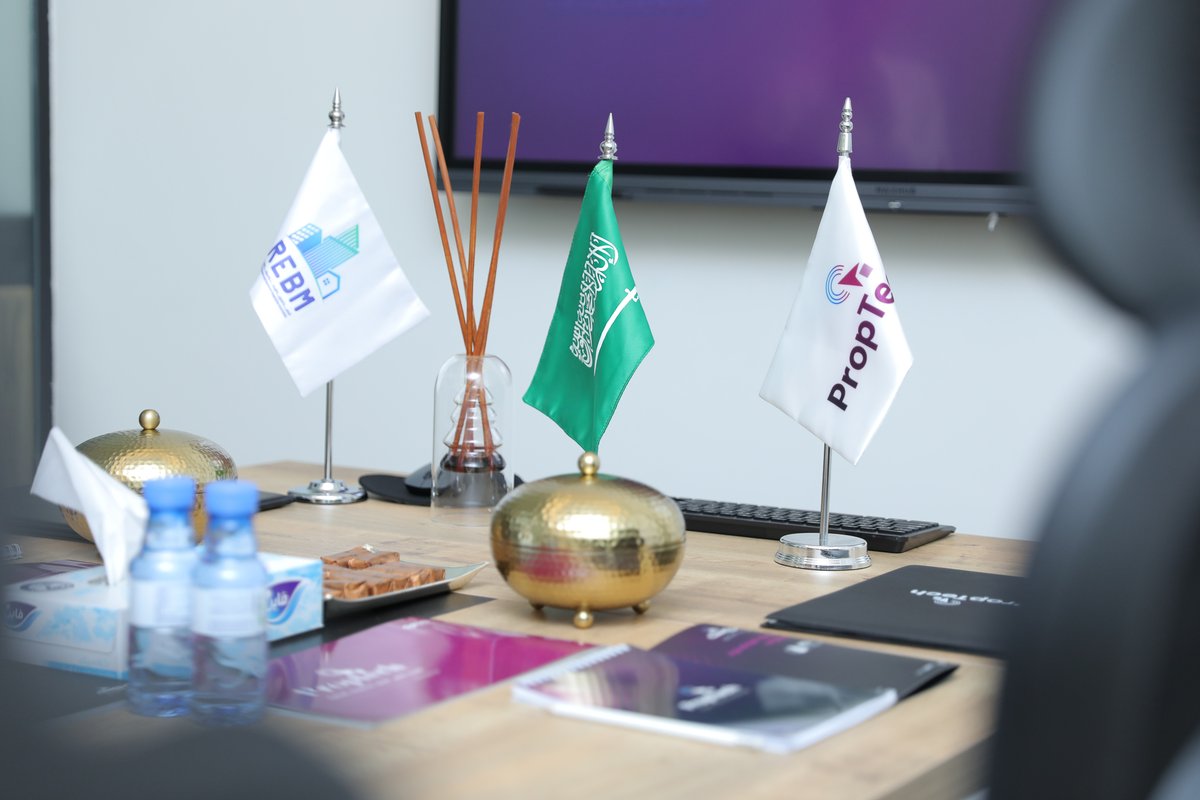 proptech_sa's tweet photo. وقّعت شركة بروبتك اتفاقية شراكة استراتيجية مع الجمعية التعاونية للوسطاء والمسوقين العقاريين @REBM_ksa  بهدف تطوير وتشغيل المنصة الرقمية الخاصة بـ “جائزة التميز في الوساطة العقارية”، بما يسهم في تعزيز الحوكمة الرقمية ورفع كفاءة إدارة الجائزة وخدماتها التقنية.

وتشمل الاتفاقية إتاحة نظام بروبتك لأعضاء الجمعية والتعريف به كشريك تقني معتمد، بما يدعم تبني الحلول التقنية العقارية، ويمكن الوسطاء والمسوقين العقاريين من أدوات رقمية أكثر كفاءة واحترافية، انسجامًا مع مستهدفات التحول الرقمي ورؤية المملكة 2030.

وقد جرى توقيع الاتفاقية من قبل الأستاذة/ نوره حمد بن سعيدان ، الرئيس التنفيذي لشركة بروبتك. الأستاذ/ ماجد العرابي الحارثي@majedawad6، رئيس مجلس إدارة الجمعية و نائب رئيس المجلس أ.عبدالعزيز السلمان.

في بروبتك، نؤمن أن التقنية هي المحرك الحقيقي لتطوير القطاع العقاري، ونواصل بناء شراكات استراتيجية مع الجهات المهنية والتنظيمية لتمكين العاملين في القطاع من حلول رقمية موثوقة، متكاملة، وقابلة للتوسع.

#بروبتك
#التقنية_العقارية
#القطاع_العقاري
#التحول_الرقمي