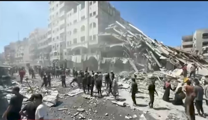 ObaydulOba23737's tweet image. Not even a single day of the ceasefire has truly been respected by Israel. Ongoing airstrikes in Lebanon continue to kill innocent civilians, while global silence deepens the humanitarian crisis. #LebanonUnderAttack #HumanRights