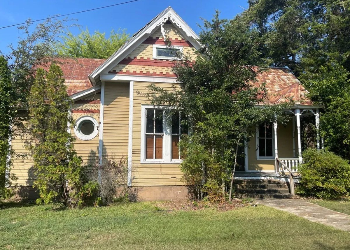 oldhouseunder50's tweet image. c.1900 #Alabama #Victorian Cottage For Sale Reduced to $85K. https://o on $100K Sunday. ldhousesunder50k.com/c-1900-alabama…