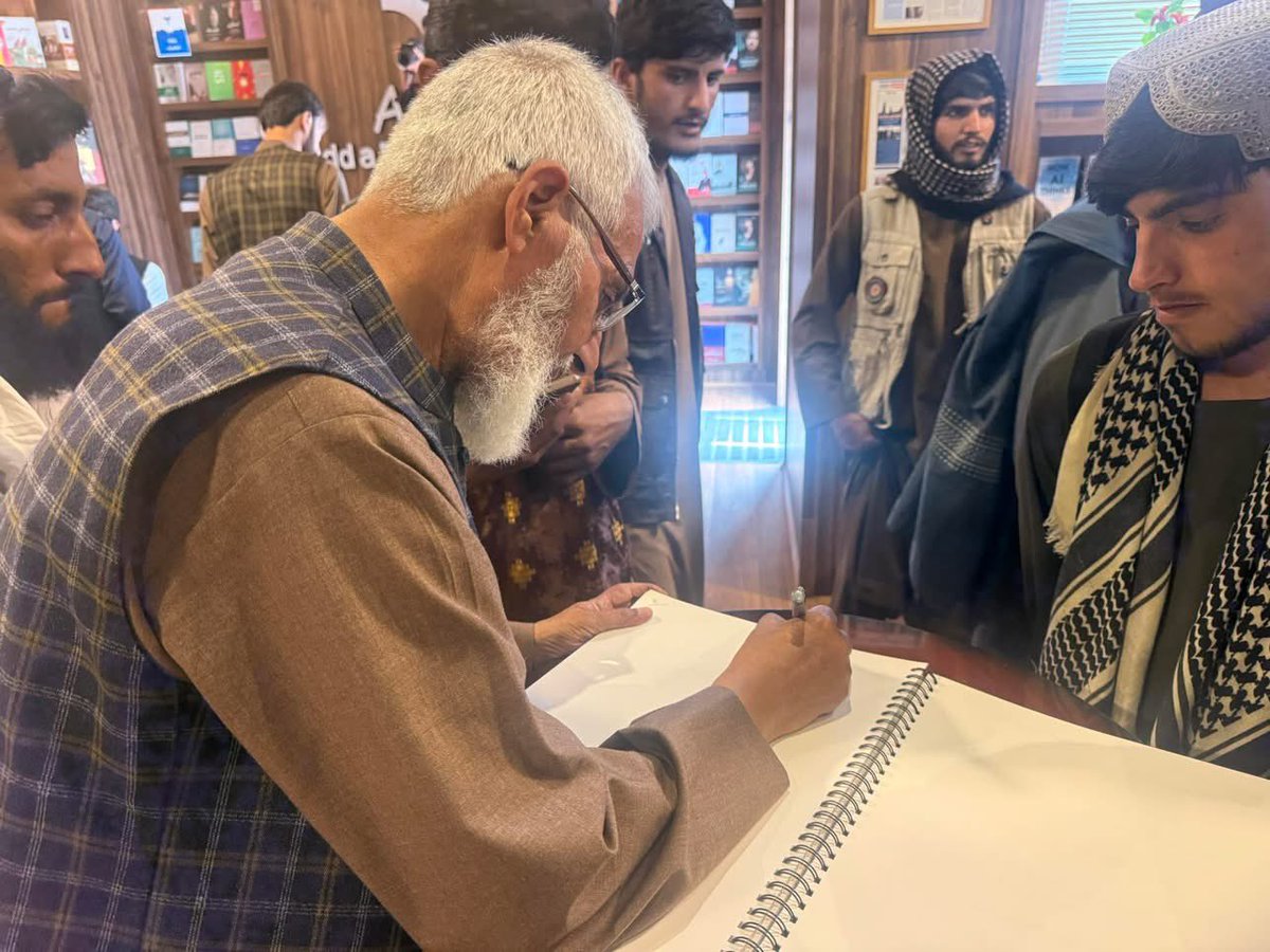 Aksos Book Store tweet media