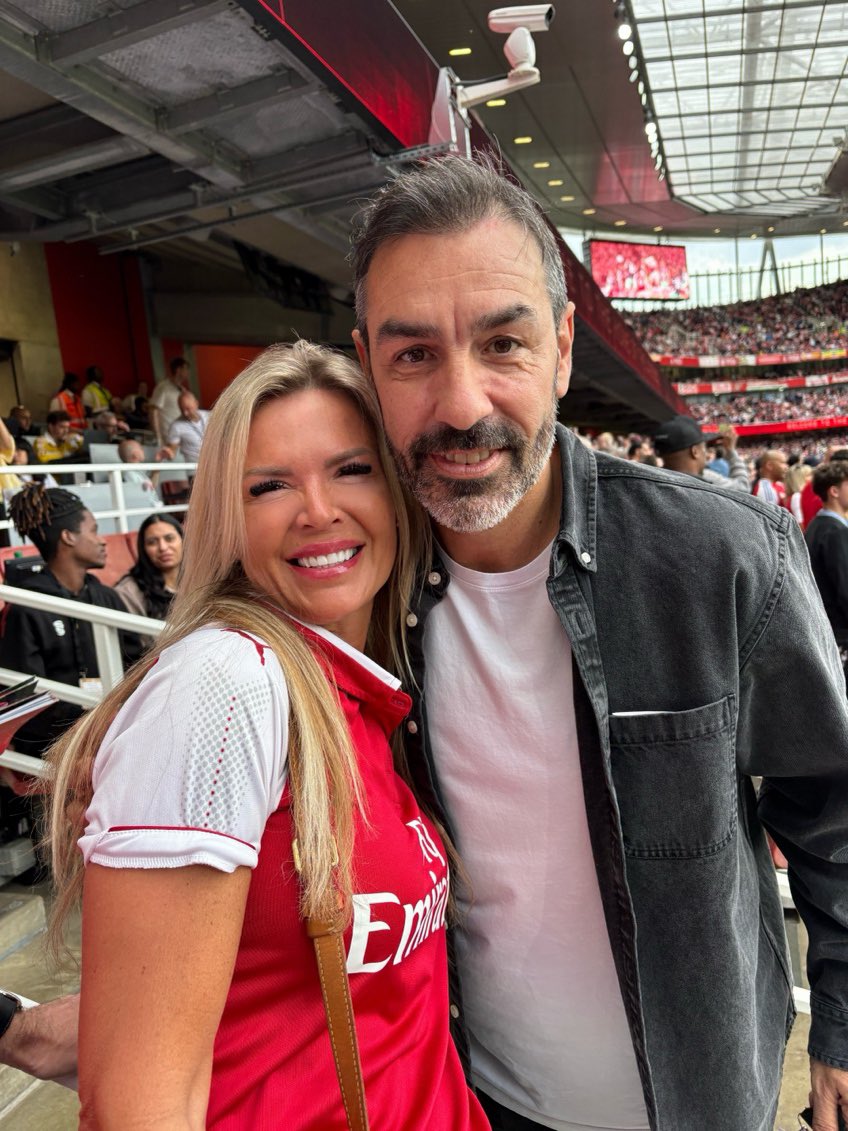 GemEde81's tweet photo. What a game!!! It was amazing to meet this Arsenal legend ⚽️❤️ @Arsenal @piresrobert7 https://t.co/Jf5aqwjyJr