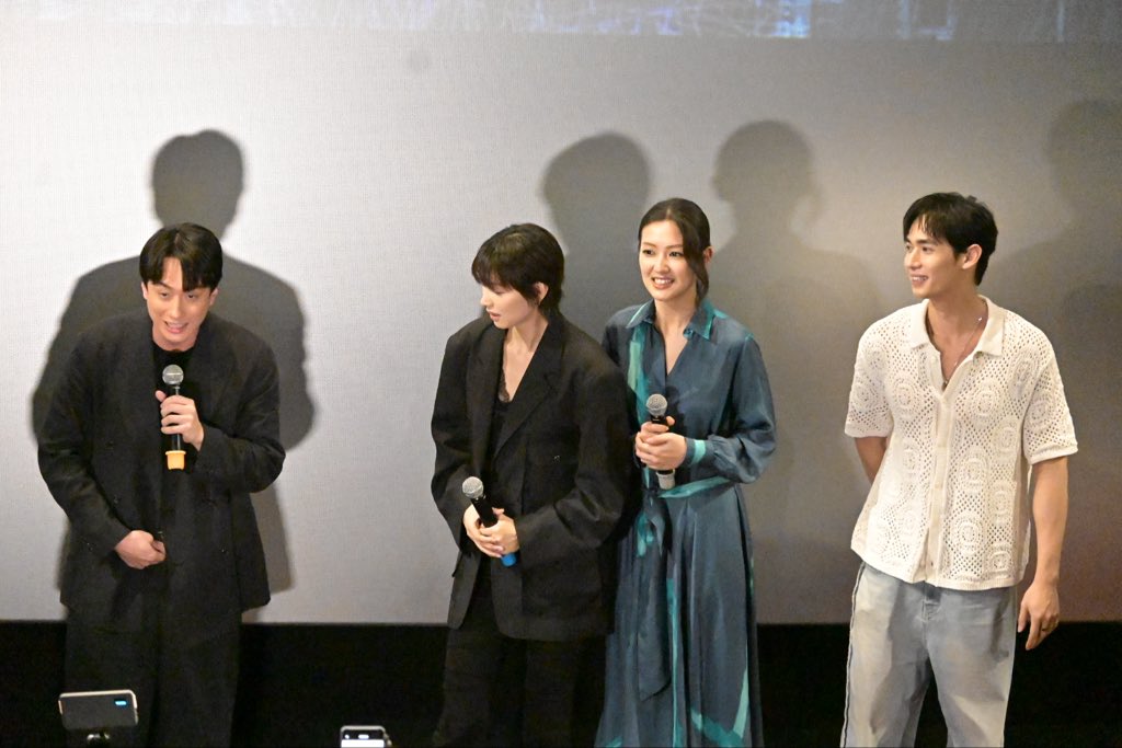 『寒戦1994』の謝票（舞台挨拶）にて、最前列のお客さんにパンツのファスナーが開いてることを指摘され、照れ笑いしながらファスナーを上げる劉俊謙（テレンス・ラウ）😆